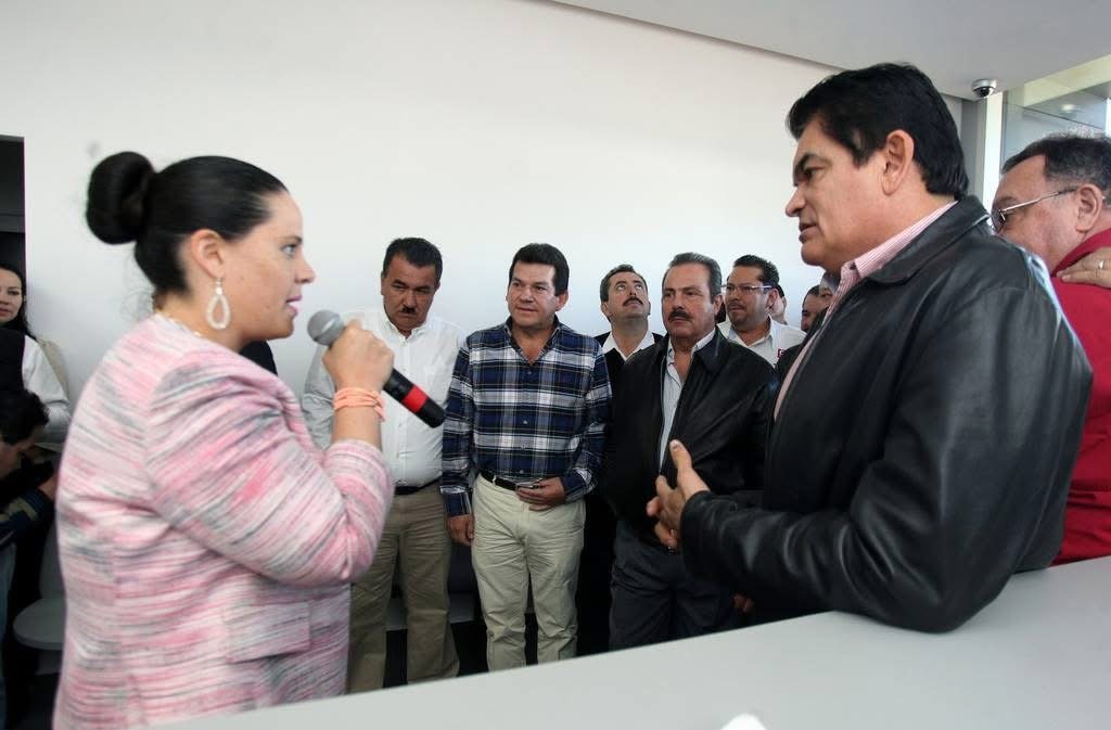 Lourdes Simental durante una explicación técnica en la inauguración del Laboratorio Regional de Inocuidad Alimentaria.
